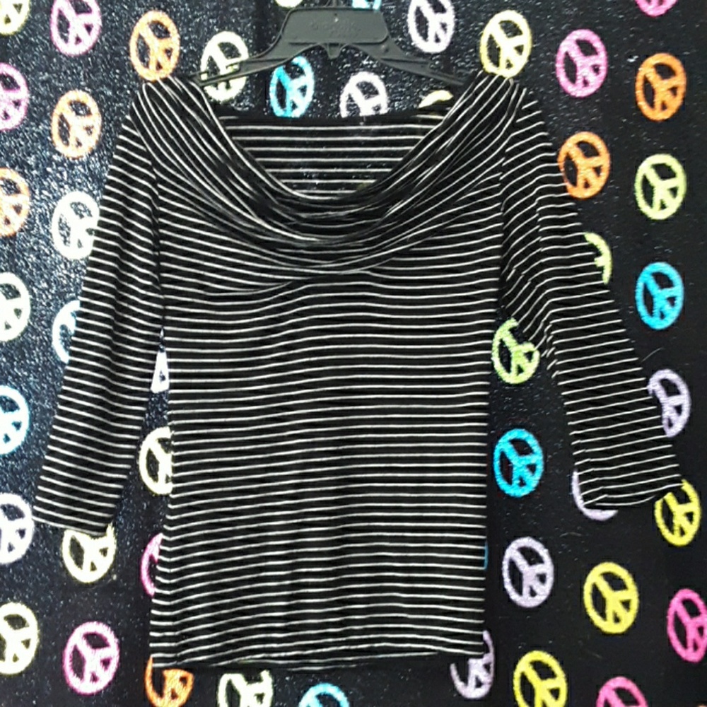 A mid sleeve shirt